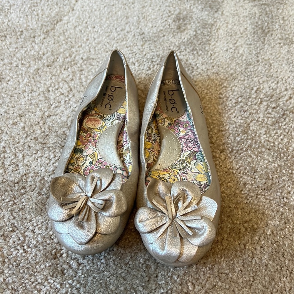 B.o.c Rose Gold Leather Flower Flats size 7.5